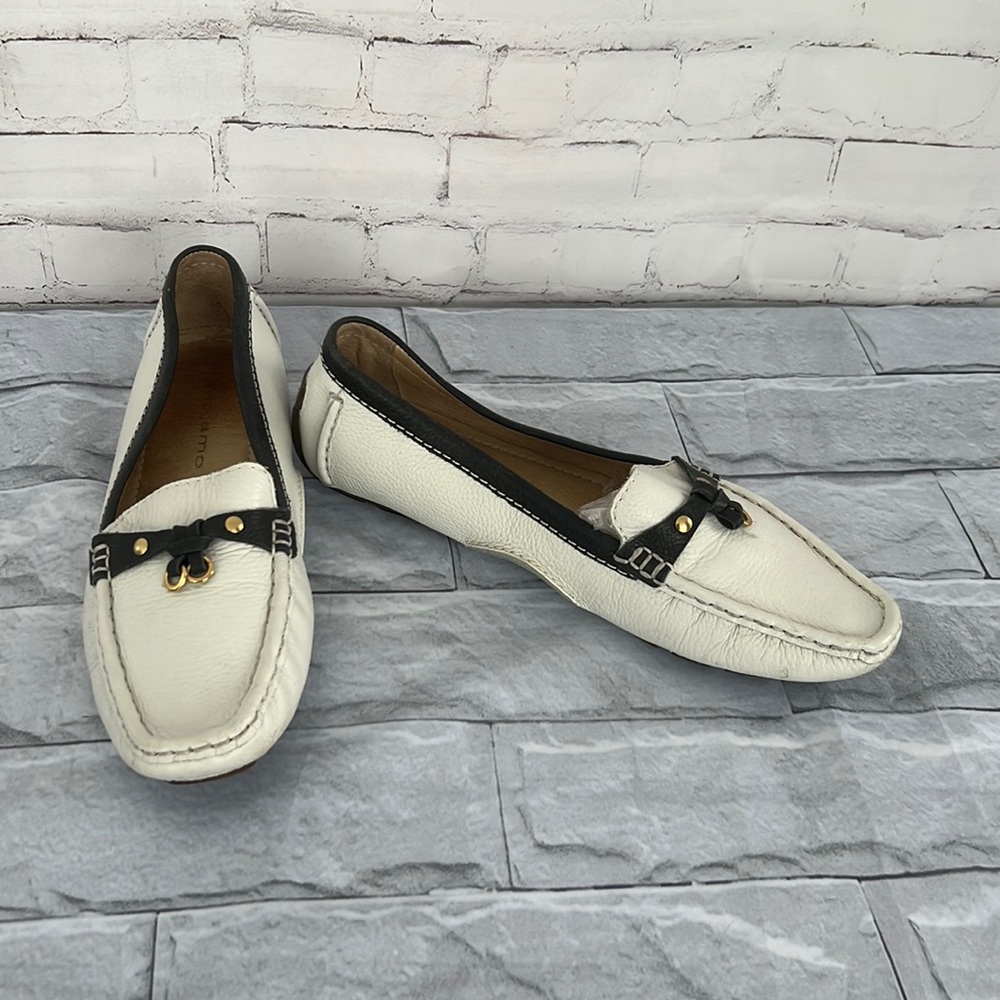 Andiamo white leather loafers size 9.5 Medium
